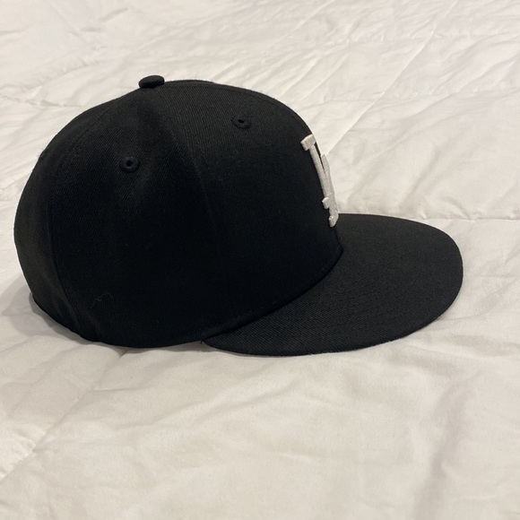 Black LA fitted hat sz 7 1/8 (56.8cm) - Picture 4 of 5
